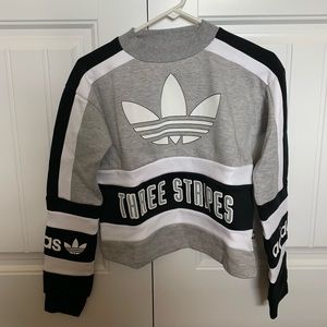 Adidas Cropped Sweatshirt 💫
